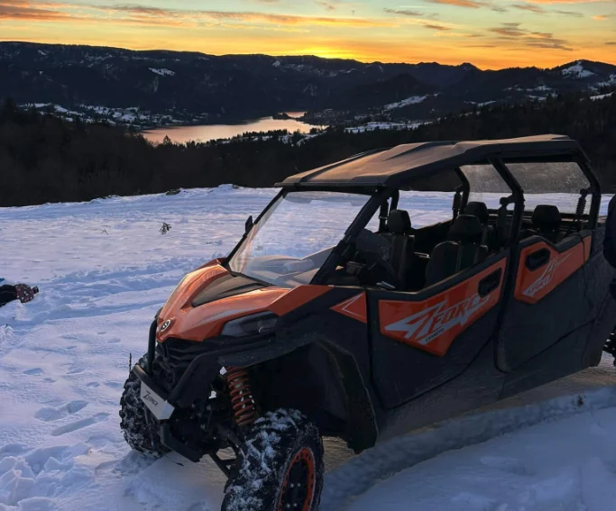 Buggy la apus, cu lacul în fundal