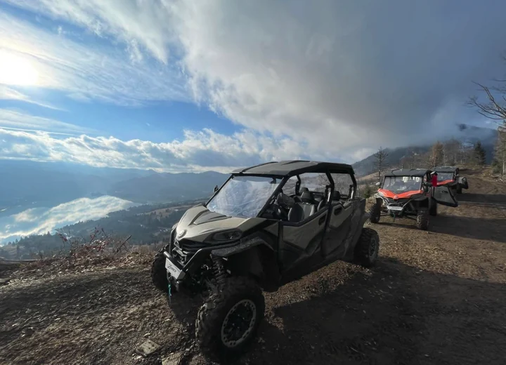 Panoramă montană cu buggy-uri