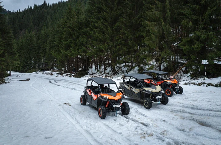Trei buggy-uri pe traseu de iarnă