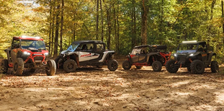 Line-up off-road în pădure